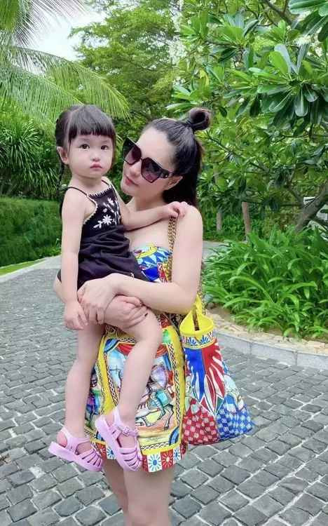 Nữ đại gia quận 7 từng không ngần ngại khoe rằng Bing Bing vô cùng giỏi giang khi có thể giúp bố mẹ kiếm cả chục tỷ đồng khi chỉ mới 1 tuổi thông qua bức ảnh, clip review được mẹ đăng tải trên Facebook; chưa kể cô bé sau này còn có nhiều nhãn hàng muốn hợp tác để quảng cáo....