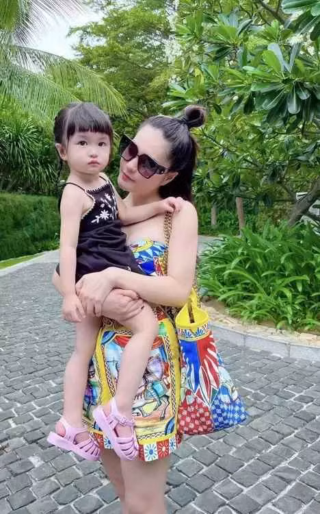 Nữ đại gia quận 7 từng không ngần ngại khoe rằng Bing Bing vô cùng giỏi giang khi có thể giúp bố mẹ kiếm cả chục tỷ đồng khi chỉ mới 1 tuổi thông qua bức ảnh, clip review được mẹ đăng tải trên Facebook; chưa kể cô bé sau này còn có nhiều nhãn hàng muốn hợp tác để quảng cáo....