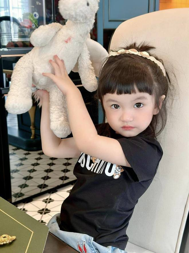 So với hai chị lớn thì Bing Bing được ưu ái hơn cả, cô nhóc được bố mẹ cho diện toàn đồ hiệu, từ quần áo, giầy dép, phụ kiện làm đẹp... đến chiếc nhẫn kim cương giá trị của mẹ cũng được Bing Bing lấy và đeo vào tay mình.