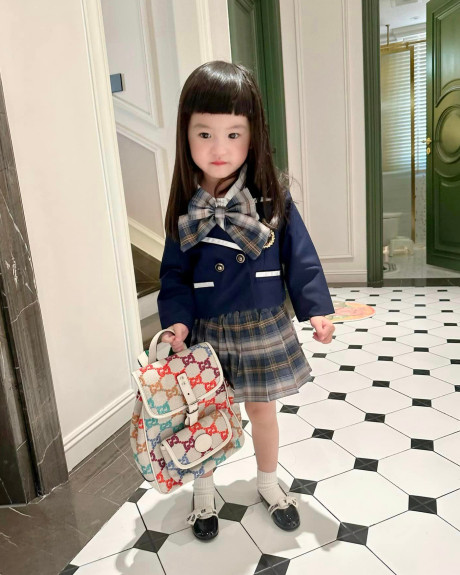 Nhóc tỳ nhà nữ đại gia quận 7 sở hữu gương mặt xinh xắn như thiên thần với nước da trắng, đôi mắt to tròn, và khuôn miệng chúm chím.