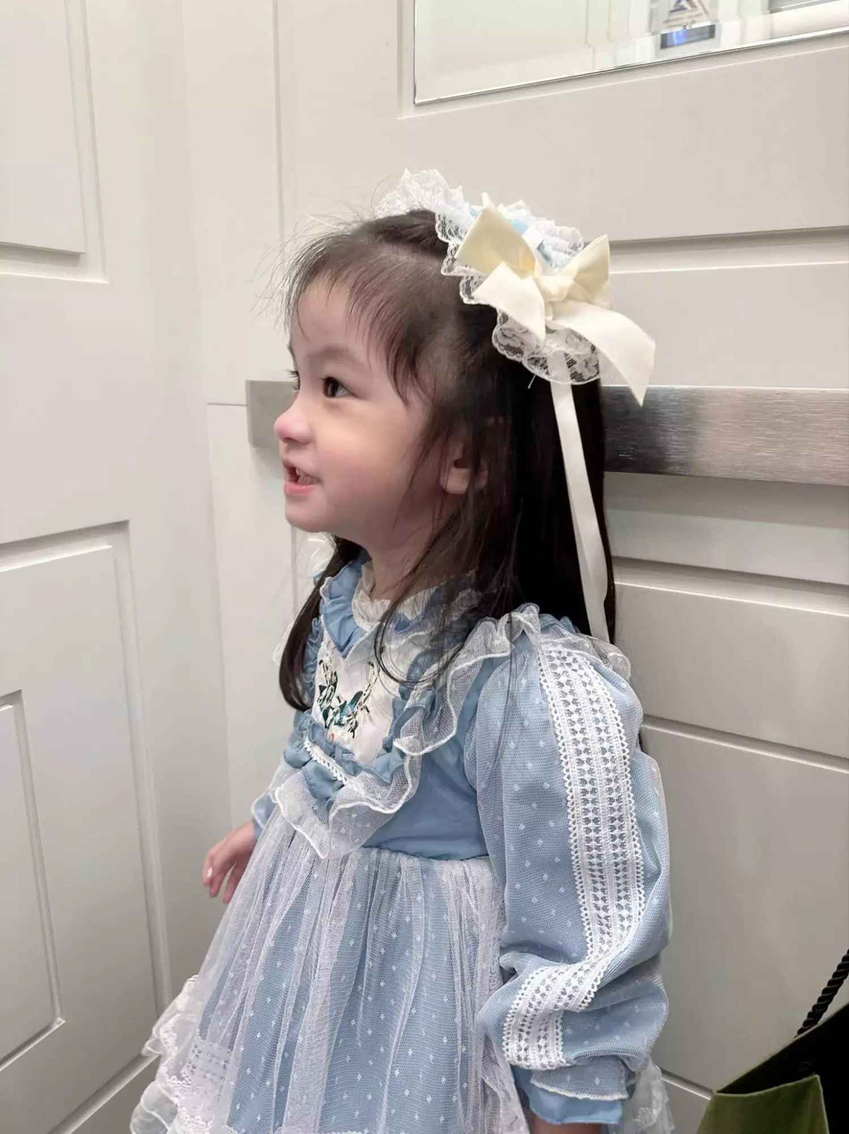 Hiện tại, Bing Bing đã đến tuổi đi học mẫu giáo, cô bé được bố mẹ cho theo học trường mầm non quốc tế liên cấp, nơi mà 2 người chị Hana và Yuki cũng đang theo học.