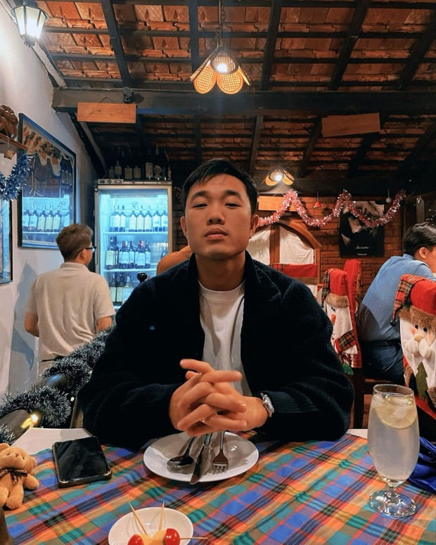 Cụ thể, Xuân Trường đăng ảnh ăn mừng năm mới kèm theo icon 1 couple yêu nhau, còn Nhuệ Giang là người để lại bình luận duy nhất. B