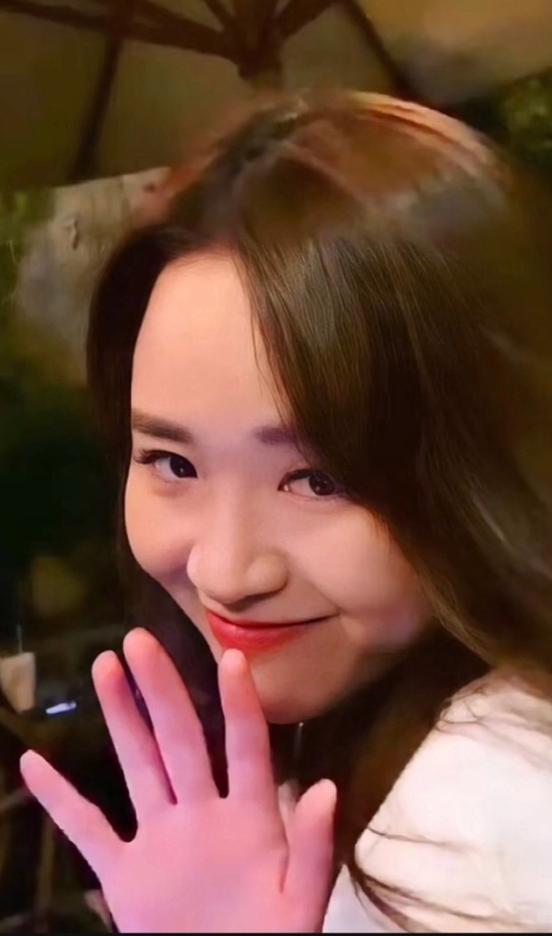 Cặp vợ chồng Xuân Trường - Nhuệ Giang cũng rất ít khi tương tác cùng nhau trên mạng xã hội, có thể thấy phải là dịp quan trọng nào đó thì cả hai mới đồng loạt xuất hiện và dành riêng sự "đặc biệt" này cho nhau. Với netizen, đây là cách yêu nhau trong im lặng nhưng khiến cả thế giới thấy được sự ngọt ngào.