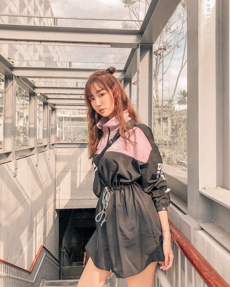 Trong cuốn sách ảnh, Hoàng Thượng Yến khoe trọn thân hình hoàn mỹ và nụ cười ngọt ngào của mình. Rất nhiều fan hâm mộ sau khi xem những hình ảnh của hot girl Đài Loan đã "điên cuồng" bình chọn cô nàng là mẫu bạn gái cực phẩm bao người mơ ước.