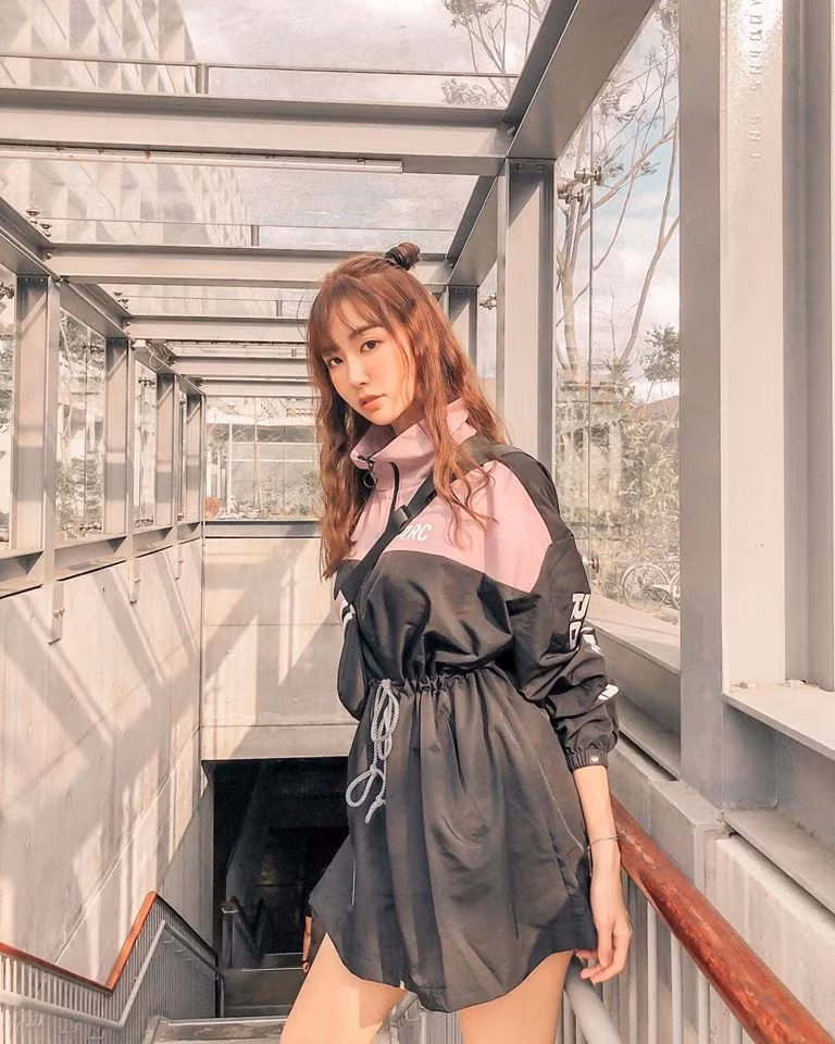 Trong cuốn sách ảnh, Hoàng Thượng Yến khoe trọn thân hình hoàn mỹ và nụ cười ngọt ngào của mình. Rất nhiều fan hâm mộ sau khi xem những hình ảnh của hot girl Đài Loan đã "điên cuồng" bình chọn cô nàng là mẫu bạn gái cực phẩm bao người mơ ước.