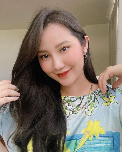 Không chỉ vóc dáng thon gọn gần như chẳng khác gì thời con gái mà rõ ràng thần thái, khí chất của vợ đại gia Phan Thành cũng tăng lên đáng kể.