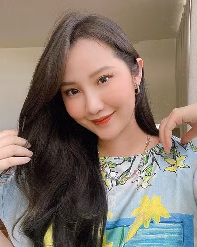 Không chỉ vóc dáng thon gọn gần như chẳng khác gì thời con gái mà rõ ràng thần thái, khí chất của vợ đại gia Phan Thành cũng tăng lên đáng kể.