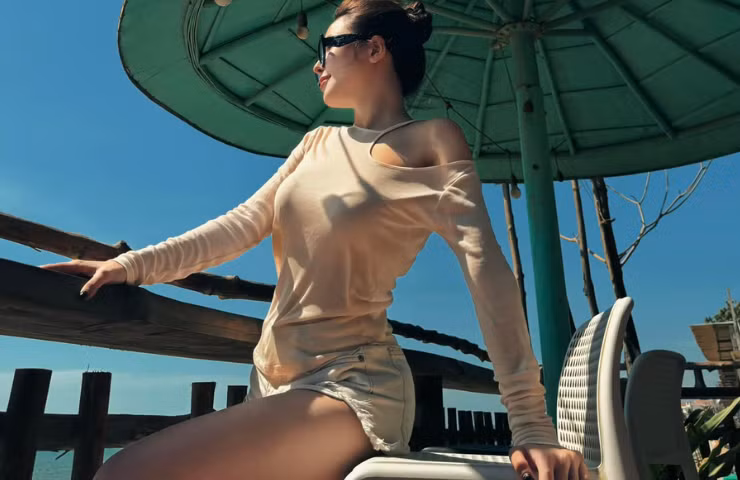 Trâm Anh thường kết hợp với quần thun, quần jeans có cùng tông màu.