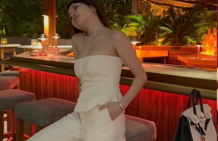 Khi đi ăn uống, sự kiện cùng bạn bè, những mẫu váy cúp tôn vòng 1 cũng được Trâm Anh yêu thích hơn cả.