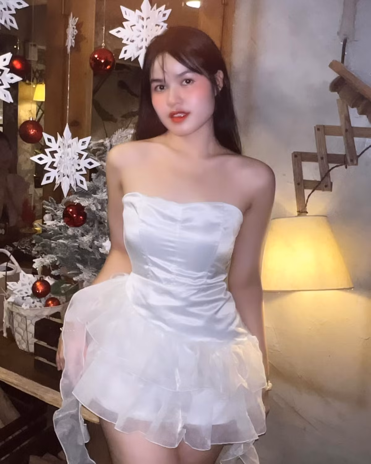 Ngọc Lan giới thiệu mình là người hướng về gia đình, thích nấu ăn và chơi đàn. Nhà gái không đến chương trình một mình mà đi cùng bạn thuở nhỏ.