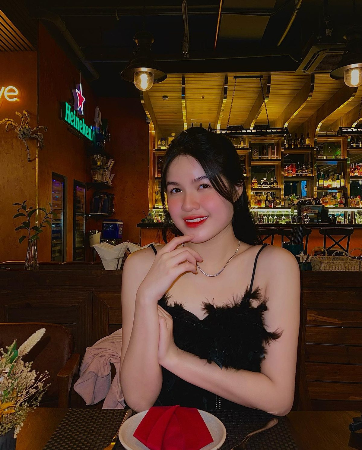 Ngọc Lan thường xuyên đăng tải những bức ảnh vô cùng ngọt ngào, quyến rũ cùng phong cách quý cô.