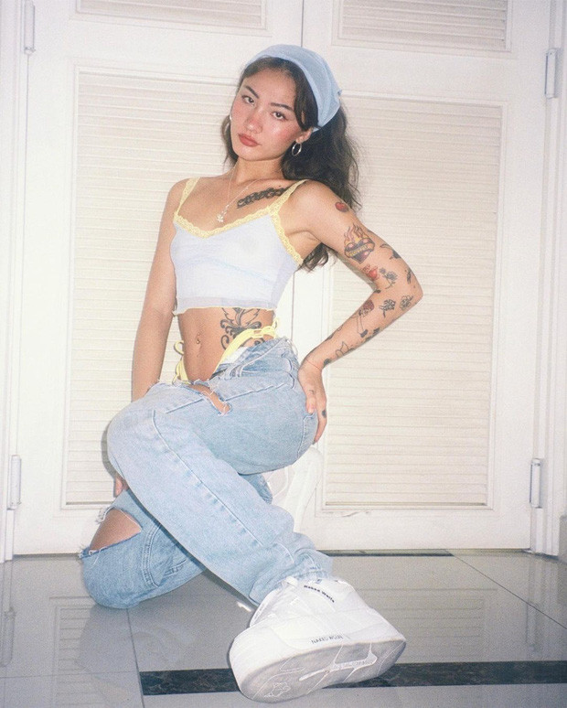 Ngoài âm nhạc, Naomi vốn nổi tiếng là những fashionista với gout thời trang theo phong cách 90s, 2000s. Cô từng là thành viên của nhóm 42thehood - nhóm với những "cool kid" nổi tiếng ở Sài Gòn.