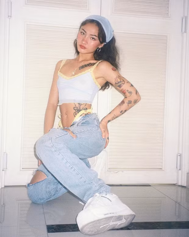 Ngoài âm nhạc, Naomi vốn nổi tiếng là những fashionista với gout thời trang theo phong cách 90s, 2000s. Cô từng là thành viên của nhóm 42thehood - nhóm với những "cool kid" nổi tiếng ở Sài Gòn.