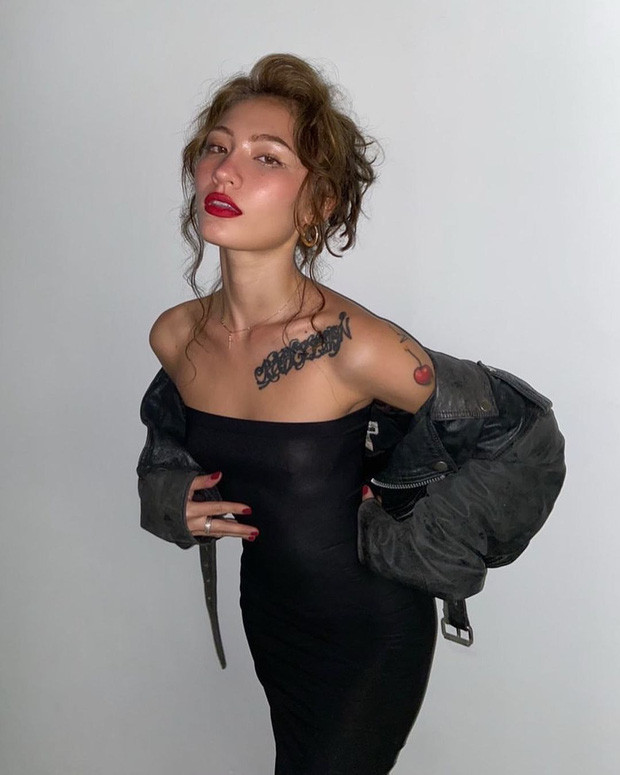 Naomi sở hữu vẻ ngoài cực kì xinh đẹp và nóng bỏng.