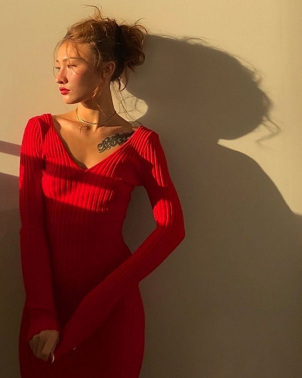 Naomi là một ca sĩ underground được nhiều người yêu mến nhờ các sản phẩm kết hợp với bạn trai mình - rapper Wean.