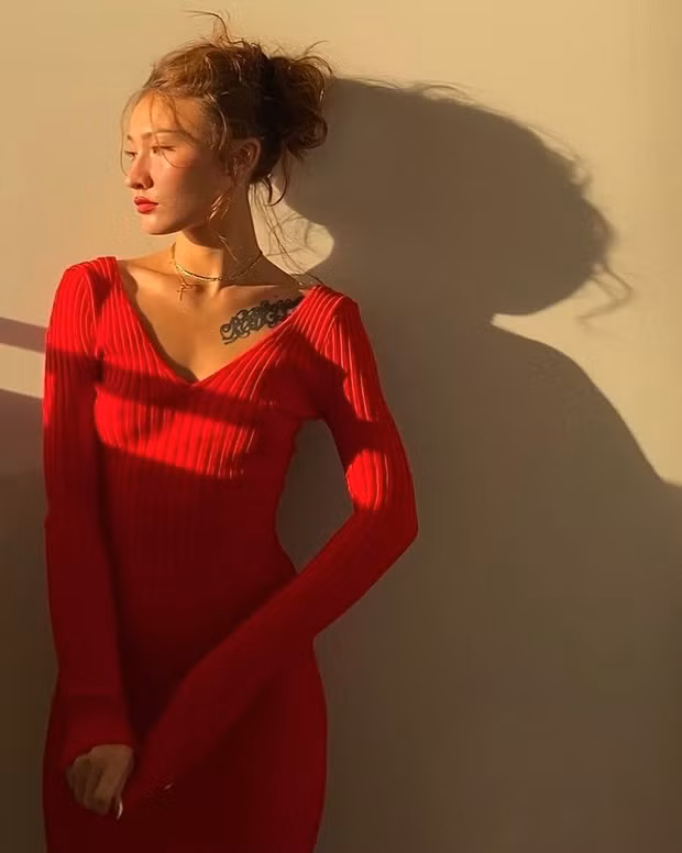 Naomi là một ca sĩ underground được nhiều người yêu mến nhờ các sản phẩm kết hợp với bạn trai mình - rapper Wean.