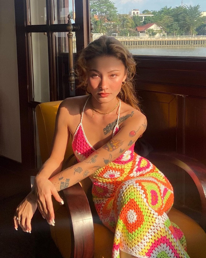 Làn da nâu, thân hình quyến rũ với những hình xăm cực art khiến Naomi "cháy" trong mọi khung hình.