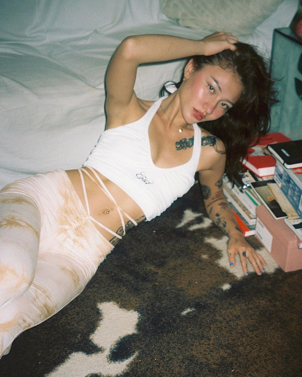 Naomi tên thật là Huỳnh Roestel Naomi, sinh năm 1996 và là con lai Việt - Đức.