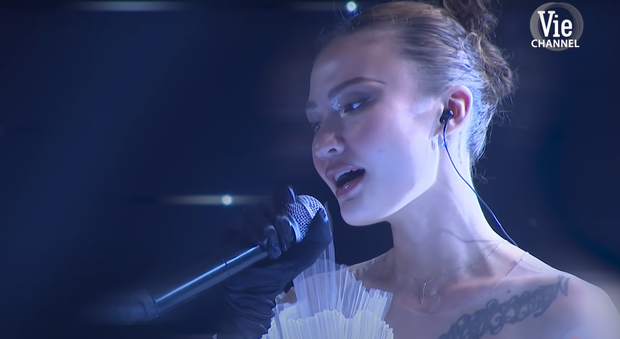 Naomi là cái tên tiếp theo được dân tình chú ý nhờ góp mặt tại Rap Việt. Xuất hiện trong tiết mục Chim Sẻ và Dâu Tây của Dế Choắt và Wowy, cô nàng thu hút mọi ánh nhìn với vẻ ngoài cực kì xinh đẹp, lộng lẫy và quyến rũ.