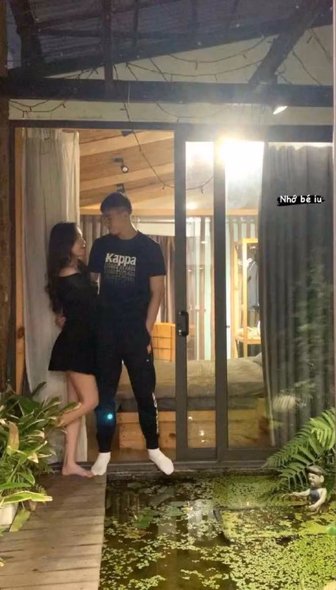 Văn Chuẩn thường dành những lời yêu thương cho bạn gái và chia sẻ khoảnh khắc tình tứ lên MXH.