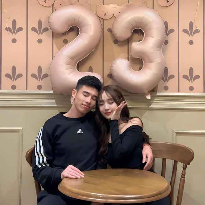 Trong một lần "flex" số ngày bên nhau, cư dân mạng còn phát hiện ra bạn gái hơn tuổi gọi Văn Chuẩn bằng biệt danh siêu đáng yêu - em bé.