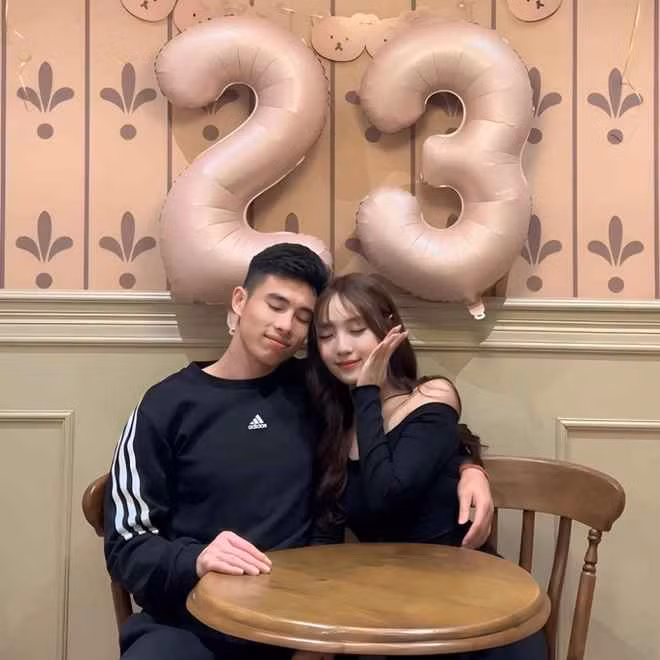 Trong một lần "flex" số ngày bên nhau, cư dân mạng còn phát hiện ra bạn gái hơn tuổi gọi Văn Chuẩn bằng biệt danh siêu đáng yêu - em bé.