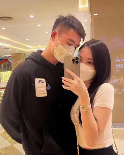 Hơn bạn trai 2 tuổi, Hà Dương là một cô gái kín đáo, kín tiếng, ít khi chia sẻ hình ảnh chung đôi với bạn trai lên mạng xã hội.