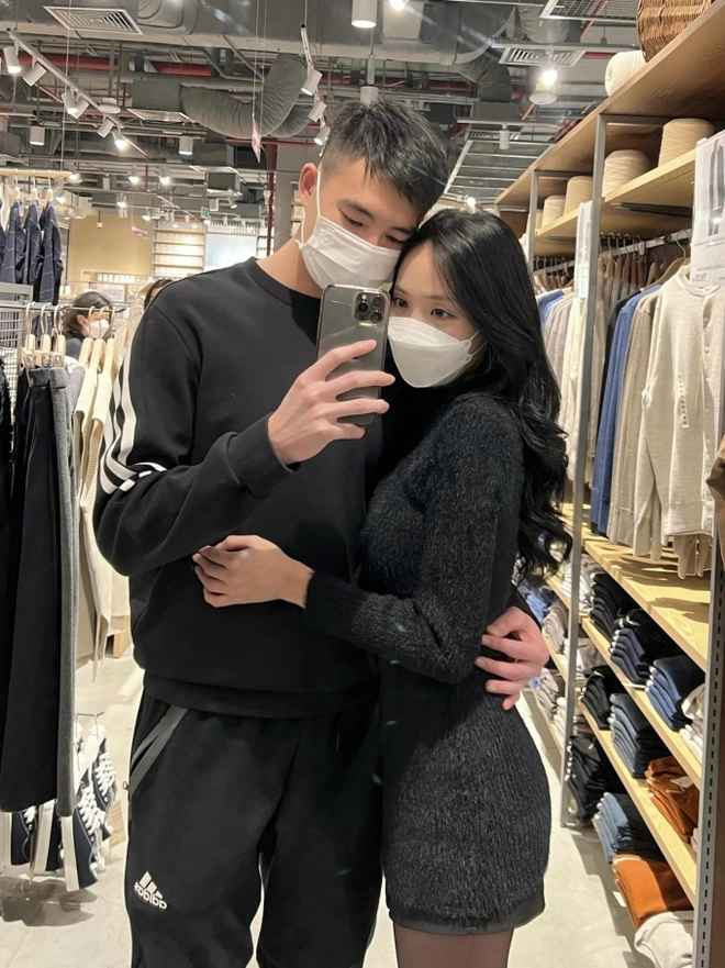 Bạn gái Quan Văn Chuẩn còn chăm chỉ đánh dấu ngày kỉ niệm của cả hai lên MXH.