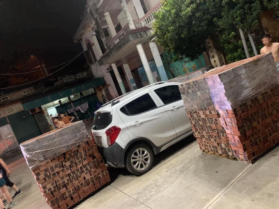 Vì quá bức xúc, người dân đã nghĩ ra cách “trừng phạt” người tài xế “vô ý” này bằng cách đặt 3 chồng gạch ở đầu, thân và đuôi xe.
