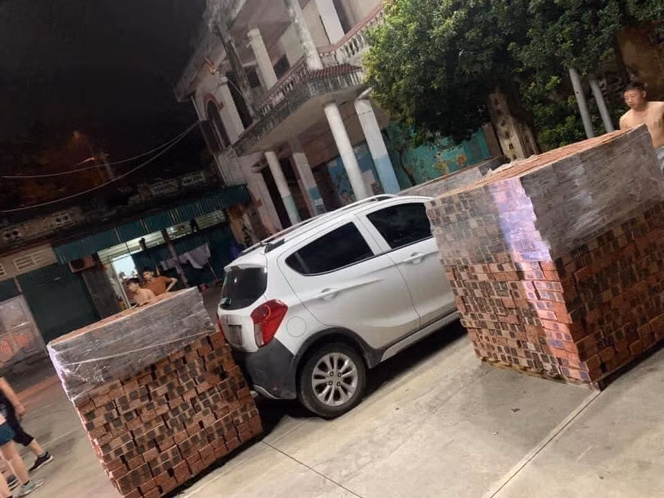 Vì quá bức xúc, người dân đã nghĩ ra cách “trừng phạt” người tài xế “vô ý” này bằng cách đặt 3 chồng gạch ở đầu, thân và đuôi xe.