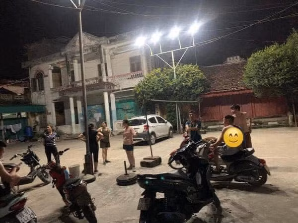 Nguyên nhân khiến chiếc ô tô bị những “bức tường” gạch bao quanh là do chủ xe đã đỗ “nhầm” vào đúng vị trí sân chơi bóng chuyền của người dân tại đây.