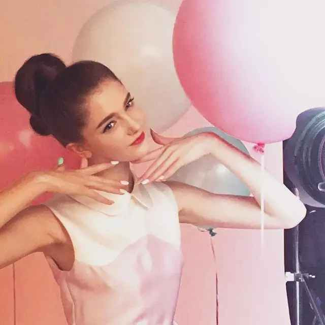 Chân dài 20 tuổi thường lăng xê những mẫu váy ngắn, ôm sát cơ thể để khoe đường cong quyến rũ và chân thon dài.