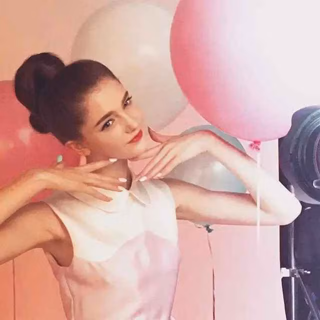 Chân dài 20 tuổi thường lăng xê những mẫu váy ngắn, ôm sát cơ thể để khoe đường cong quyến rũ và chân thon dài.