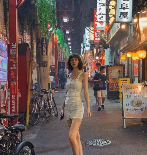 Ngoài ra, Savanna Blade cũng phát triển sự nghiệp ở Hàn Quốc, Singapore và Nhật Bản khi đều có công ty quản lý ở các quốc gia này.