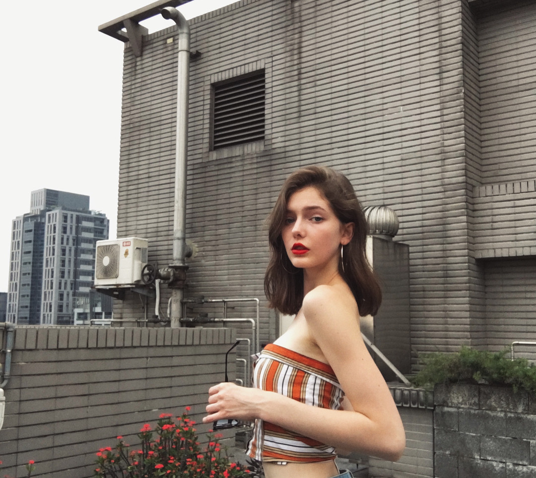 Tuy nhiên, Savanna Blade cũng thể hiện sự tinh tế của mình thông qua việc lựa chọn trang phục phù hợp với từng địa điểm.