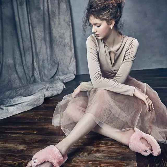 Chính bởi nét ngoại hình đặc biệt này nên cô càng nhận được nhiều chú ý tại các nước châu Á.