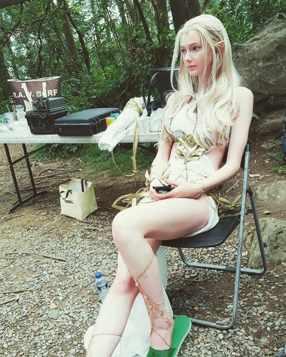 Savanna sớm thể hiện bản thân là một cô nàng đa tài khi viết lách giỏi, diễn xuất tốt, múa khá đẹp...