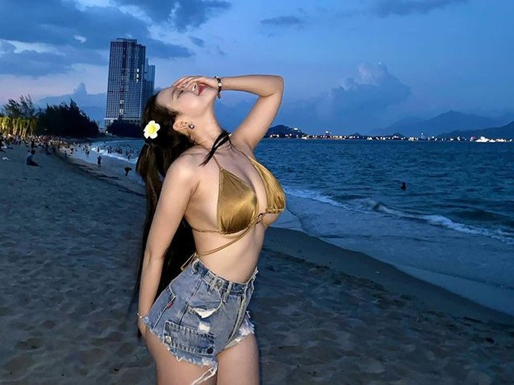 Nhan sắc xinh đẹp, vóc dáng bốc lửa là lợi thế giúp hot girl Đồng Nai tự tin lăng xê các xu hướng hot.