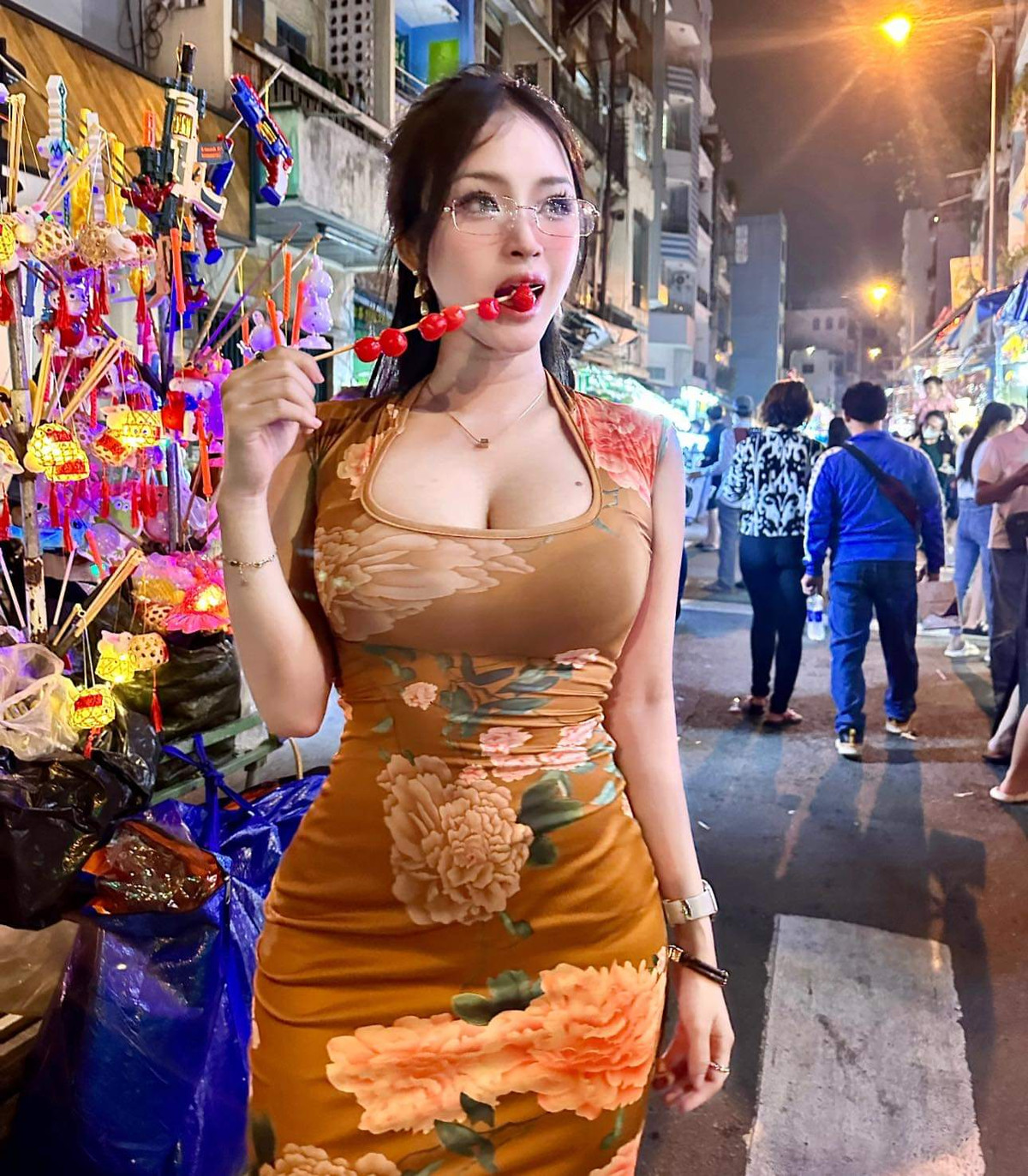 Vẫn theo đuổi phong cách gợi cảm thường thấy, Phan Thị Bảo Trân diện thiết kế ôm sát cơ thể, cổ vuông, in họa tiết hoa nổi bật.