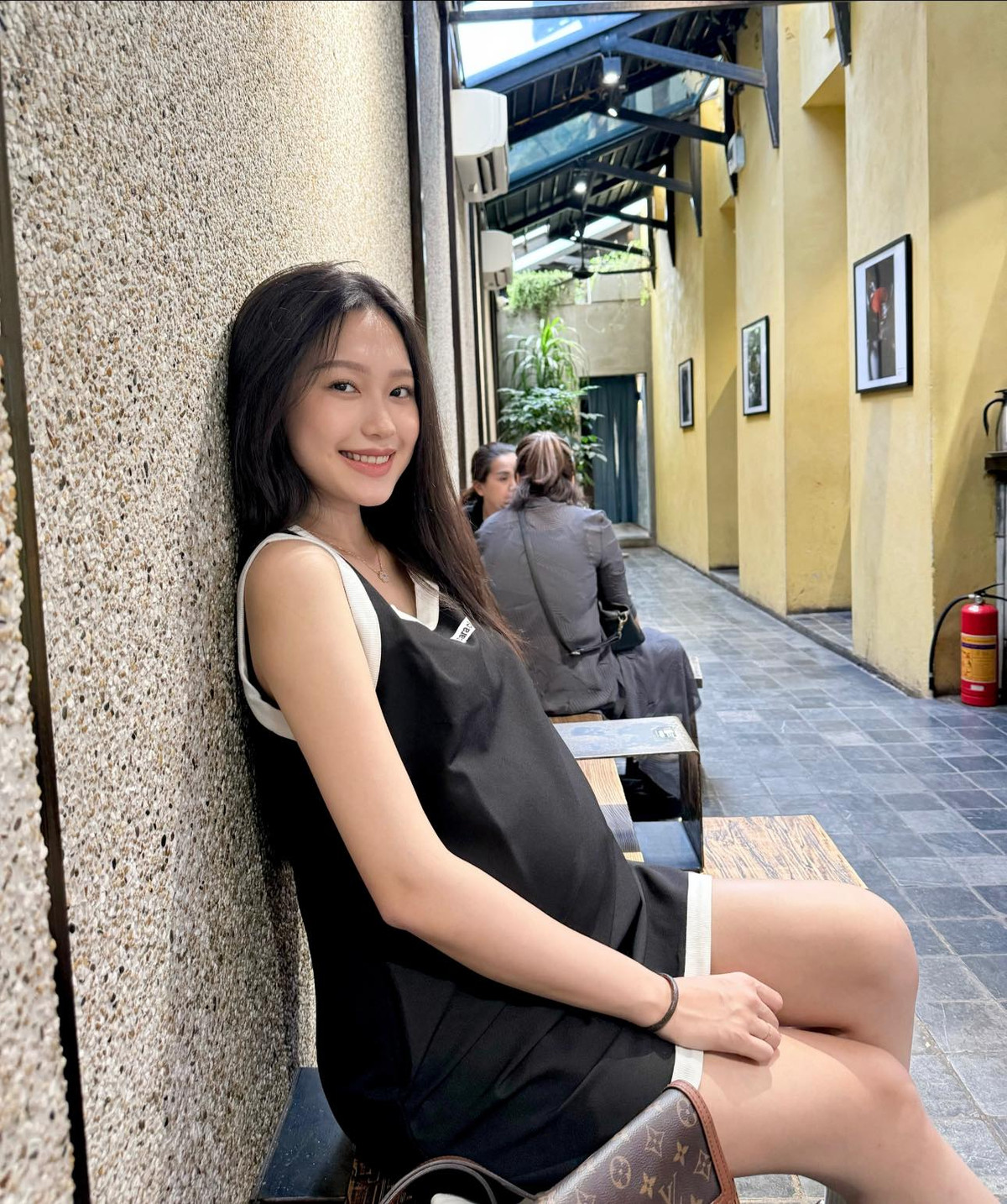 Bà xã hậu vệ Đoàn Văn Hậu cho biết khi lên bàn đẻ nặng 59 kg, sau khoảng một tháng sinh con, cô nặng 50 kg, chủ yếu nhờ vào việc hút sữa, nuôi con hoàn toàn bằng sữa mẹ.