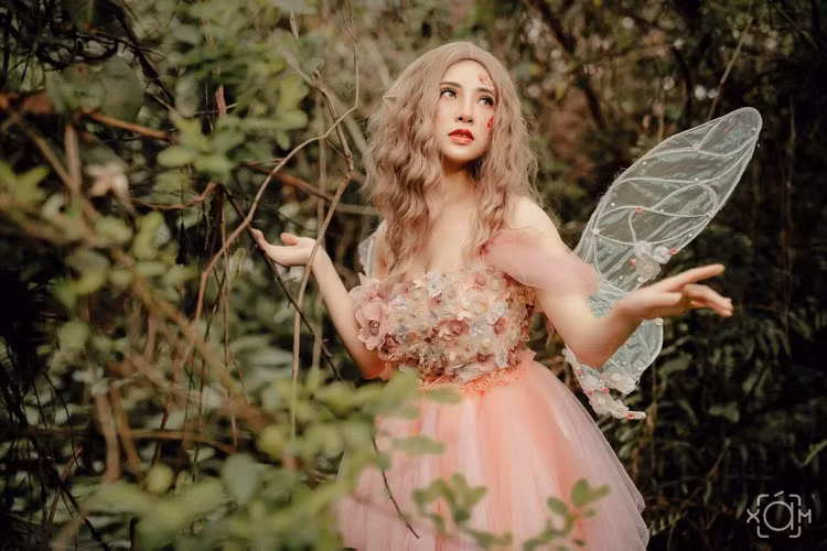 Hot girl dân tộc này tốt nghiệp chuyên ngành Thiết kế trang phục nghệ thuật của Đại học Sân khấu Điện ảnh Hà Nội.