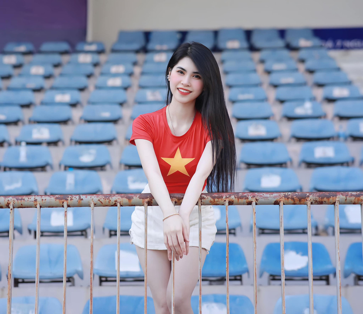 Mới đây trên trang Facebook cá nhân, Thanh Trà gây chú ý khi đăng tải loạt ảnh diện bodysuit phối cùng chân váy jeans. Làn da trắng phát sáng, cùng đôi chân thon dài ngay lập tức thu hút sự chú ý của dân mạng.