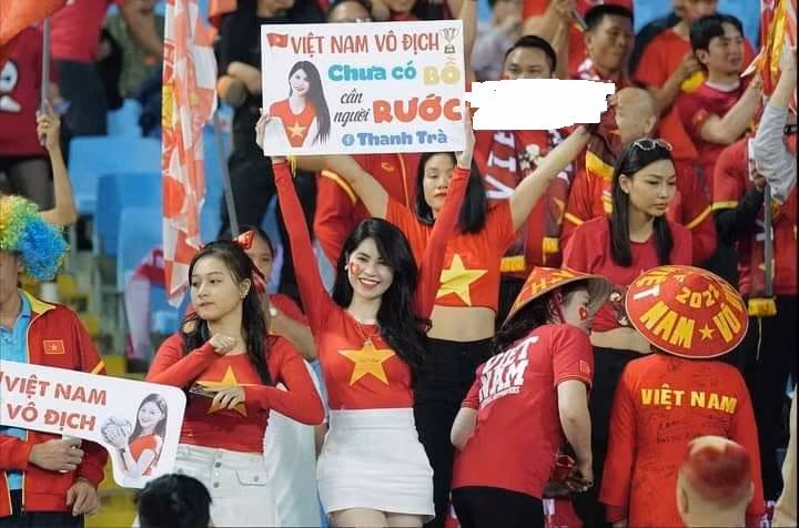 Hot girl Thái Bình gây chú ý khi sở hữu gương mặt xinh xắn, làn da trắng mịn cùng thân hình nóng bỏng. Thanh Trà hiện đang là người mẫu ảnh, diễn viên, DJ tự do tại Hà Nội. Cô từng gây tham gia diễn xuất trong "Đại gia chân đất"