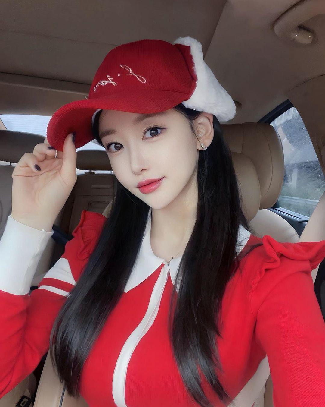 Hầu hết đều bình luận khen ngợi vóc dáng thon gọn, gương mặt nhỏ nhắn và làn da trắng mịn của Yoon Jung.