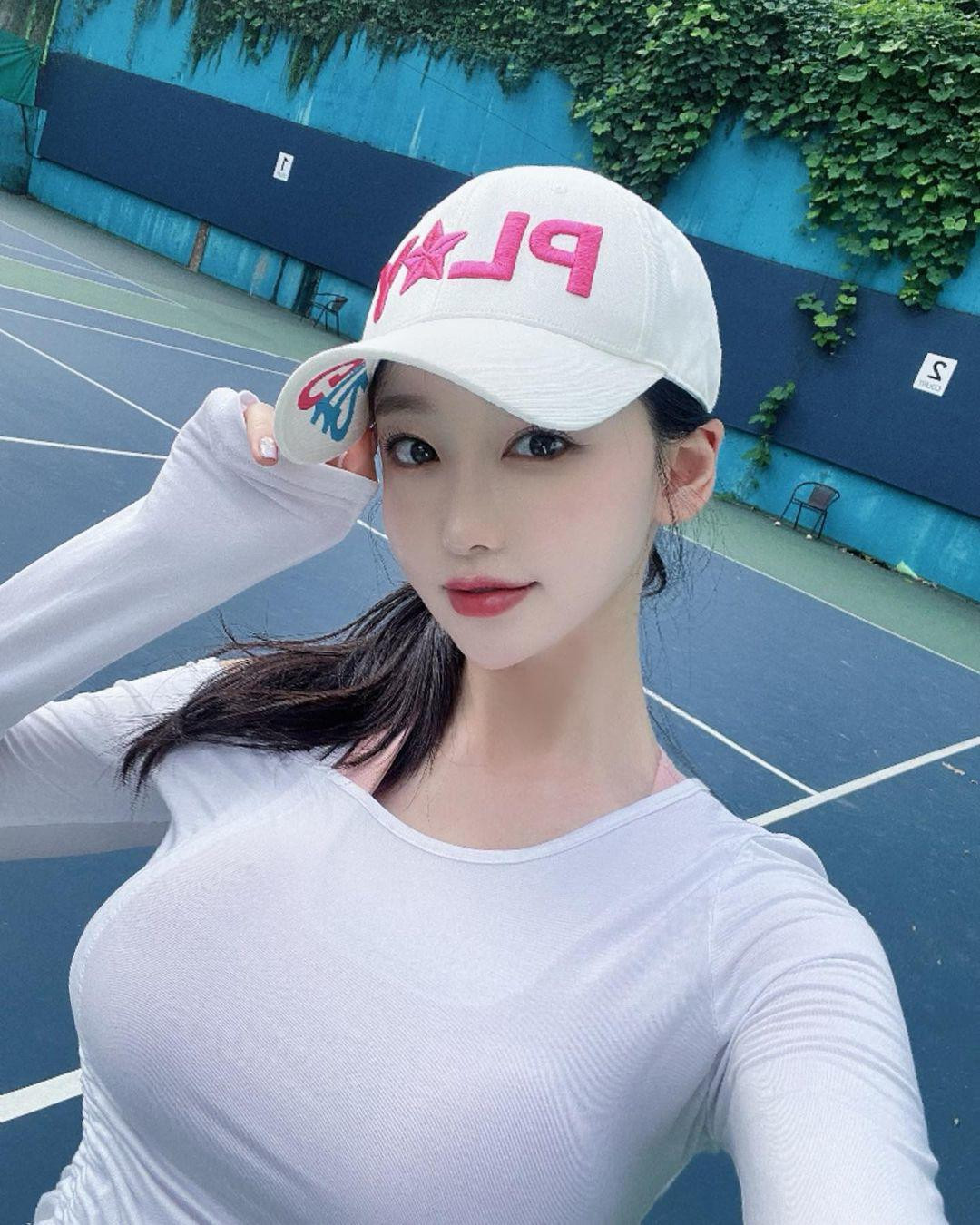 Trên trang Instagram cá nhân gần nửa triệu người theo dõi, Yoon Jung thường xuyên cập nhật hình ảnh, chia sẻ về các hoạt động đời thường như tập thể thao, trang điểm, đi du lịch,.... nhận được lượng tương tác cao.