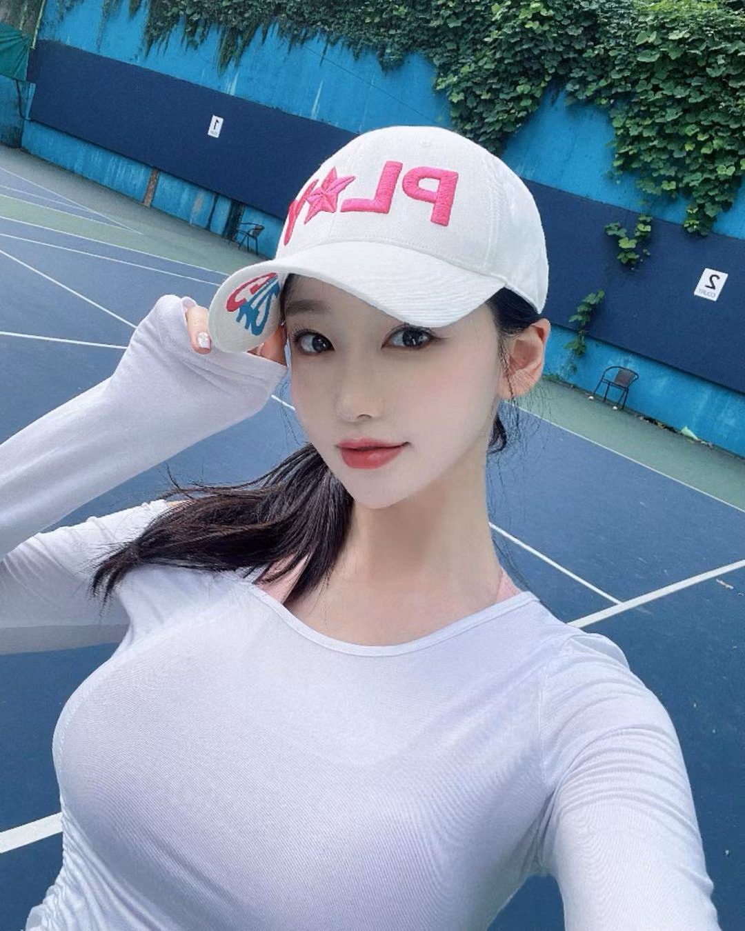 Trên trang Instagram cá nhân gần nửa triệu người theo dõi, Yoon Jung thường xuyên cập nhật hình ảnh, chia sẻ về các hoạt động đời thường như tập thể thao, trang điểm, đi du lịch,.... nhận được lượng tương tác cao.