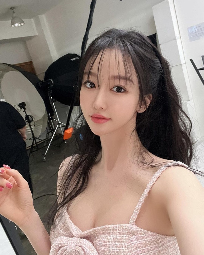 Với gương mặt nhỏ nhắn và làn da trắng mịn không tỳ vết, Yoon Jung được nhiều người ví đẹp tựa búp bê, thiên thần.