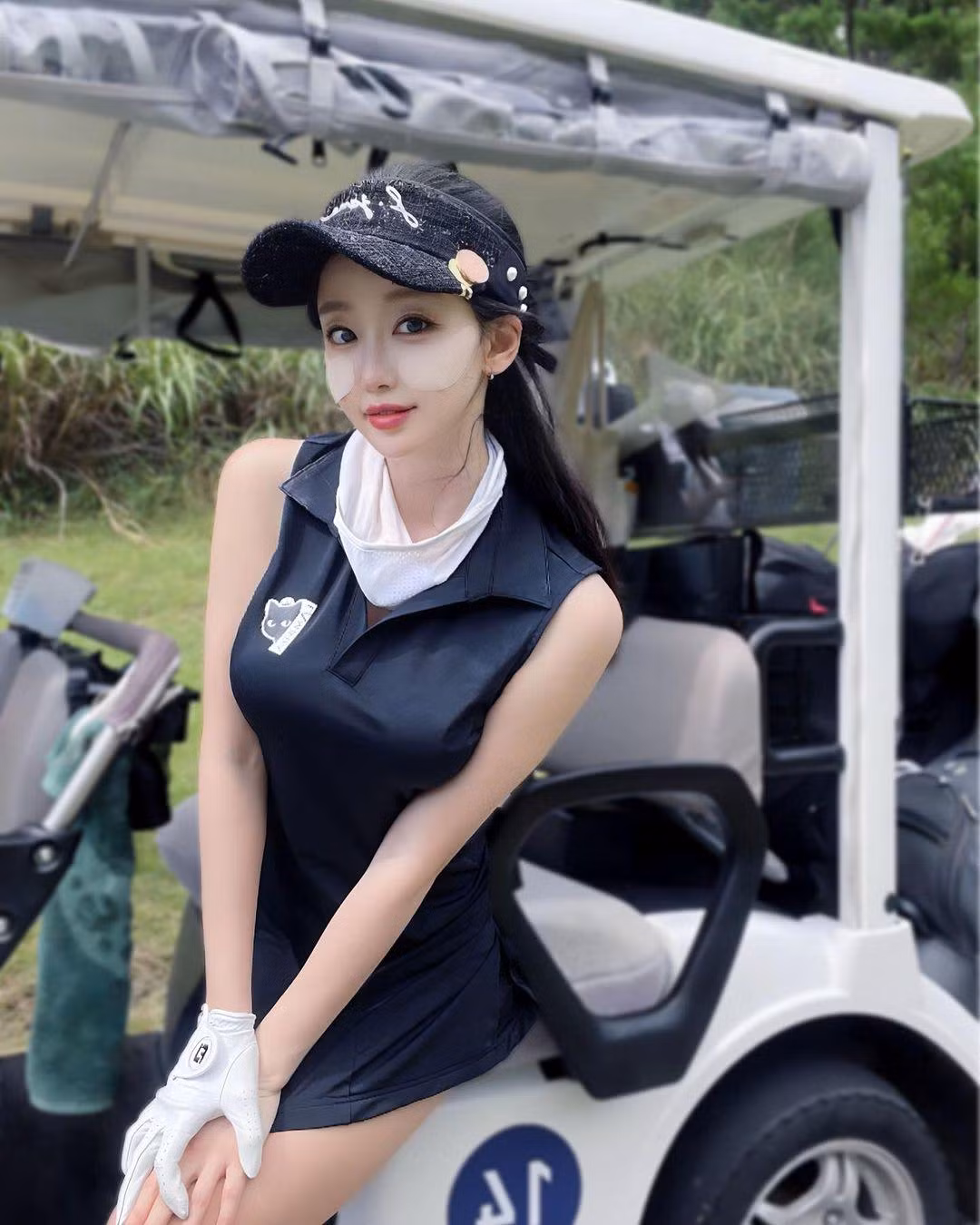 Sau khi nổi tiếng, Yoon Jung có thêm lượng người theo dõi đông đảo trên mạng xã hội, nhờ thế công việc kinh doanh cũng ngày càng phát triển. Người đẹp nhận được nhiều lời mời chụp hình quảng cáo, làm mẫu ảnh,...