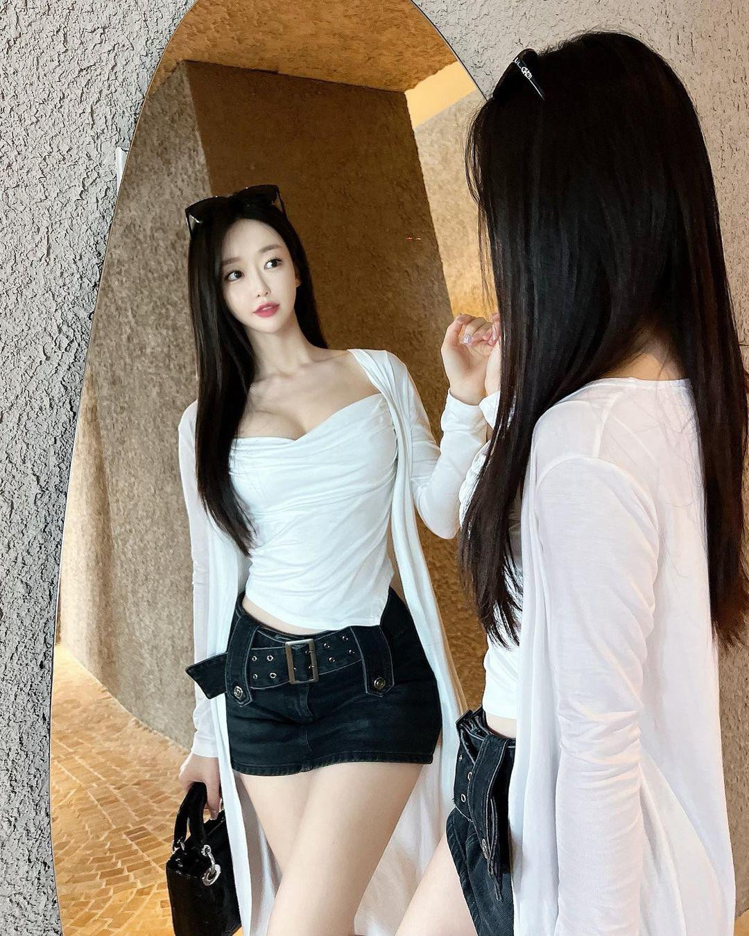 Yoon Jung hiện đang tập luyện nhiều bộ môn khác nhau như gym, yoga, golf. Trong đó, golf là bộ môn được cô yêu thích hơn cả.