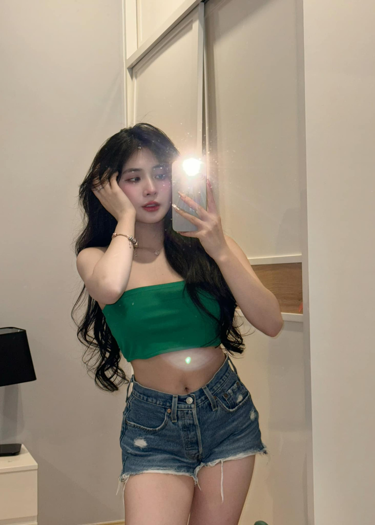 Đặc biệt, sự tự tin mà Quỳnh Alee thể hiện trong bức ảnh không chỉ đến từ việc khoe vóc dáng gợi cảm mà còn là việc cô luôn khẳng định mình là một phụ nữ mạnh mẽ, độc lập.